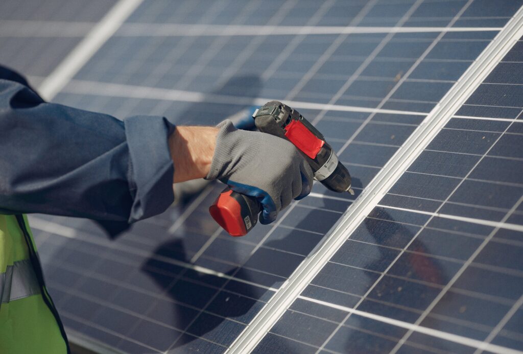 **Alternative Text (Alt Text):** Technician installing rooftop solar panels on a Sunshine Coast home, designed for coastal conditions in South East Queensland. **Title:** Sunshine Coast Solar Installation – South East Queensland Technician installing rooftop solar panels on a Sunshine Coast home, designed for coastal conditions in South East Queensland.